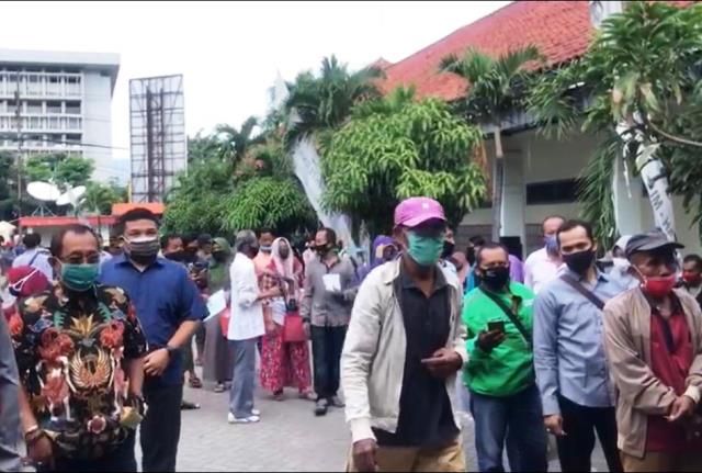Pembagian BST di Kantor Pos Besar Surabaya Abaikan Physical Distancing