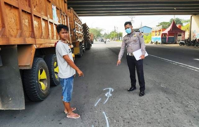 Pengendara Motor Tewas Ditabrak Dump Truk