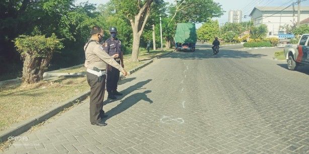 Gegara Mengantuk, Pemotor Cium Bahu Jalan dan Masuk RS