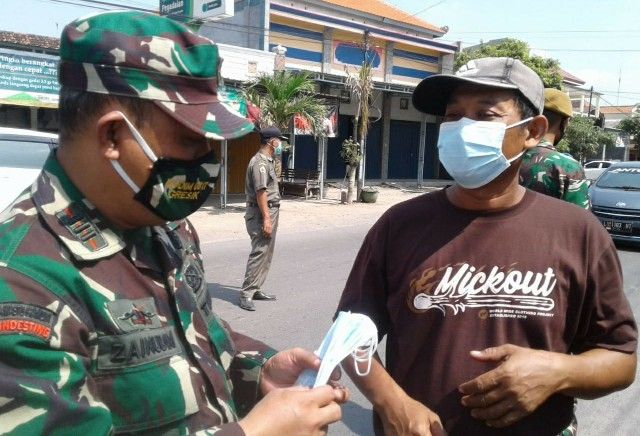 Tak Pakai Masker, 34 Warga Dihukum Nyapu Pasar Sapi Balongpanggang