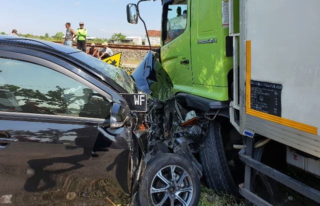 Tiga Mobil Tabrakan Beruntun, 2 Penumpang Terluka