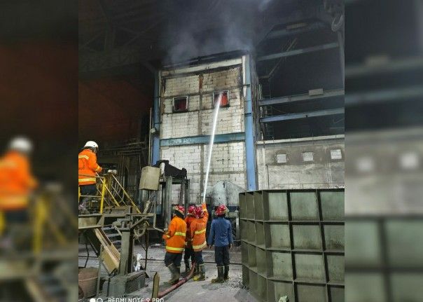 Trafo Milik Pabrik Baja Terbakar