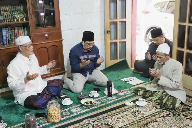 KH Nawawi Dawuh Warga Surabaya & Alumni Sidogiri Dukung Machfud Arifin