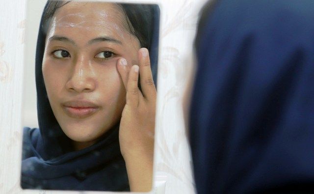 Pakai Sunscreen untuk Cegah Belang di Kulit Wajah