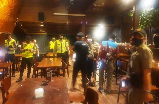 Langgar Jam Malam, Pengunjung Kafe Dibubarkan