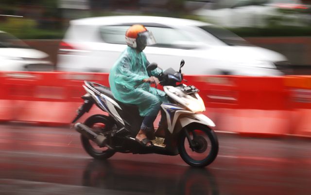 Cuaca Ekstrim Diperkirakan hingga Januari, Waspadai Pohon Tumbang