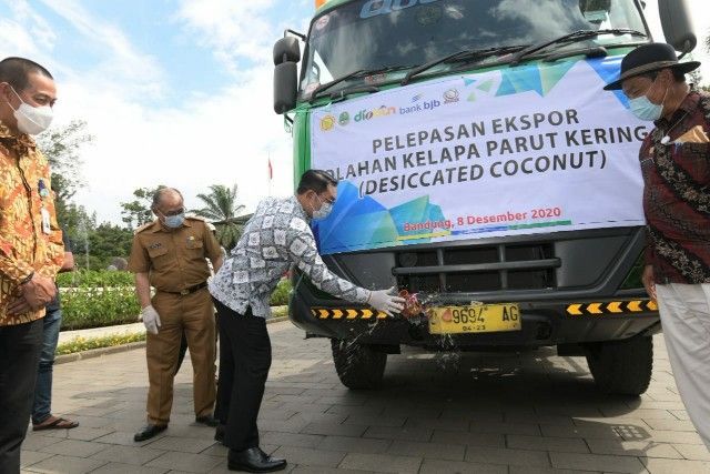 Gubernur Jabar Lepas Ekspor 20 Ton Kelapa Parut Kering ke Arab Saudi