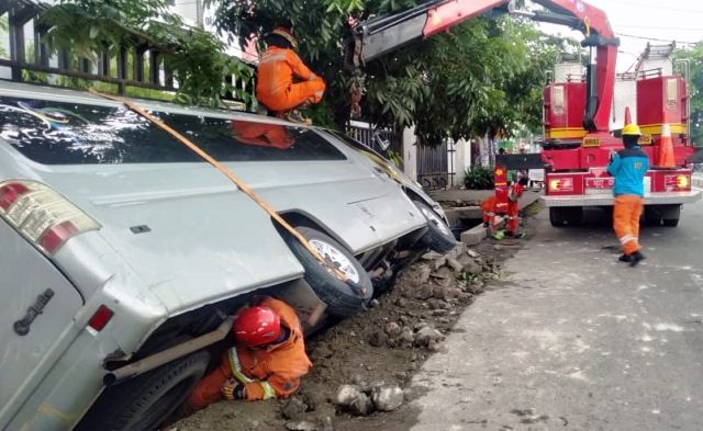 Salah Injak Pedal Gas, Mobil Elf Masuk Selokan
