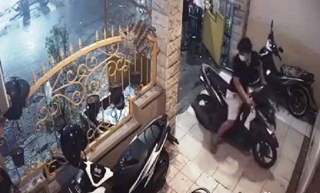 Satroni Penginapan, Bandit Gasak Motor Vario