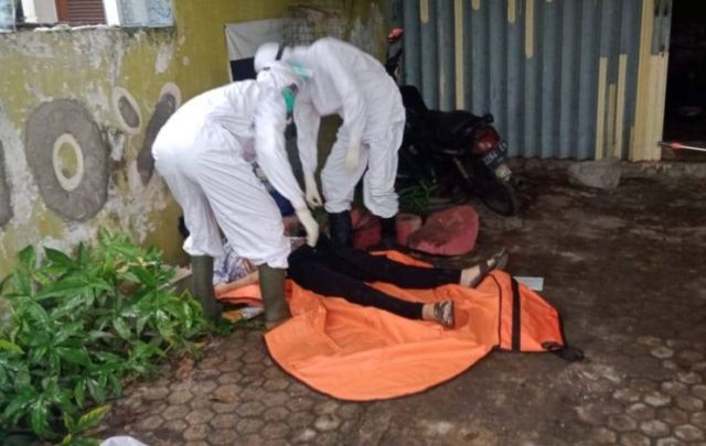 Warga Tenggilis Timur Tewas Terlentang di Depan Rumah