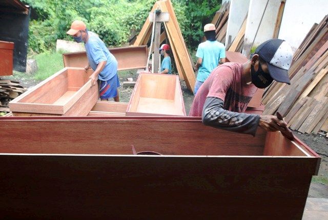 Musim Pandemi, Perajin Mebel Banjir Pesanan Peti Jenazah