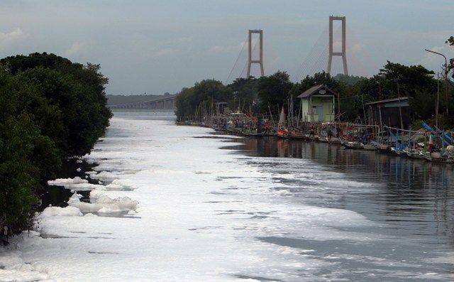 Sungai Tambak Wedi Dipenuhi Busa, Dinas LH Anggap Limbah Sabun Warga
