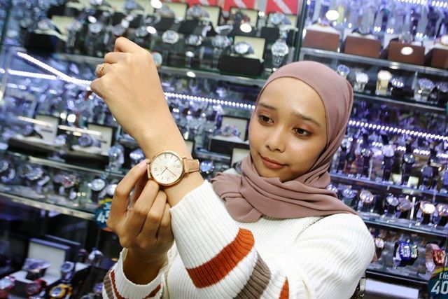 Tren Jam Tangan: Kulit untuk Kesan Formal, Sporty Pakai Warna Cerah