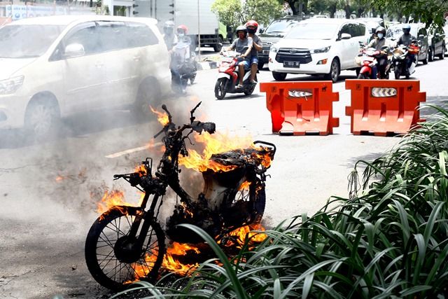 Asik Melaju dengan Motor Kesayangan, Terbakar di Tengah Jalan