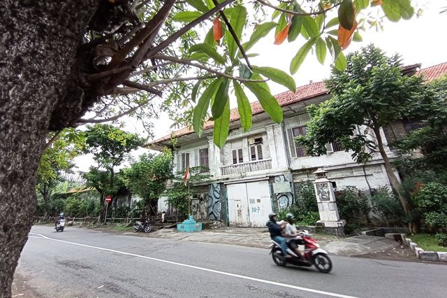 BERSEJARAH: Bekas gedung Penjara Kalisosok, Surabaya, yang terlihat mangkrak. (SURYANTO/RADAR SURABAYA)
