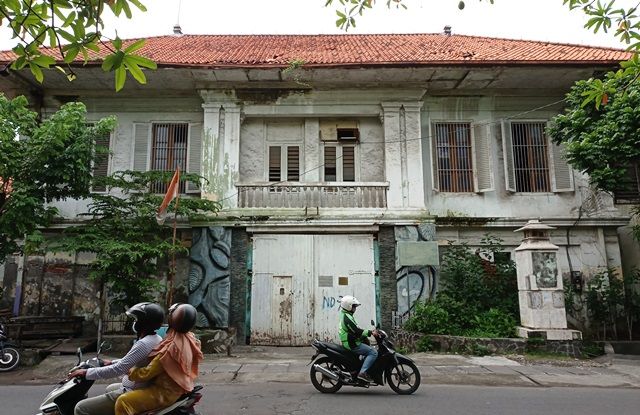 Bangunan Eks-Penjara Kalisosok yang kini terbengkelai dan dibiarkan rusak.