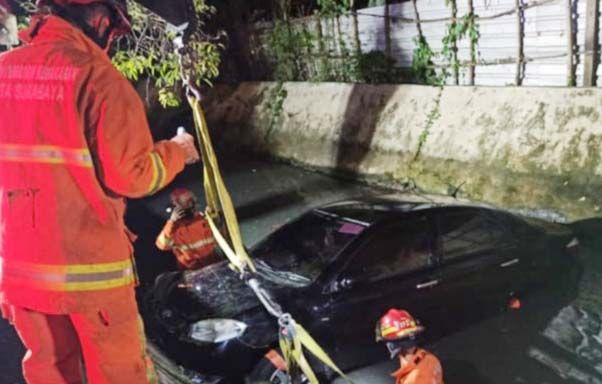 Lupa Di-Hand Rem Habis Dipakai Belanja, Mobil Vios Masuk Sungai