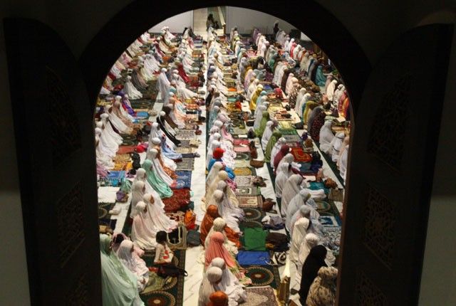 Salat tarawih di Masjid Agung Al Akbar Surabaya.