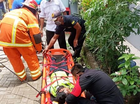 Perbaiki Atap Puskesmas, Kaki Warga Granting Kesetrum dan Terbakar