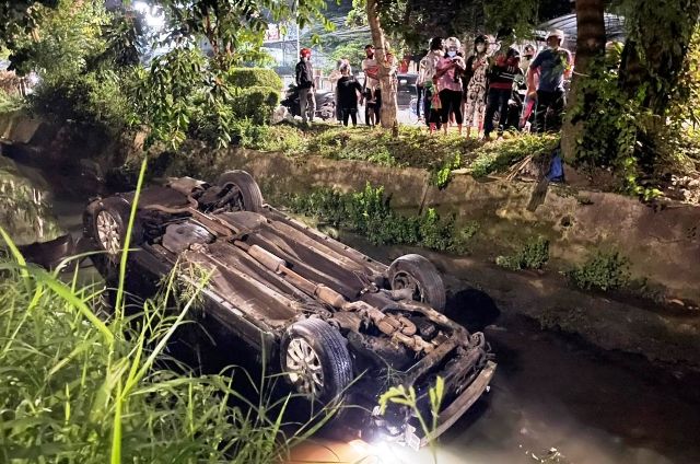 Hindari Motor, Mobil Warga Kutisari Tercebur ke Sungai