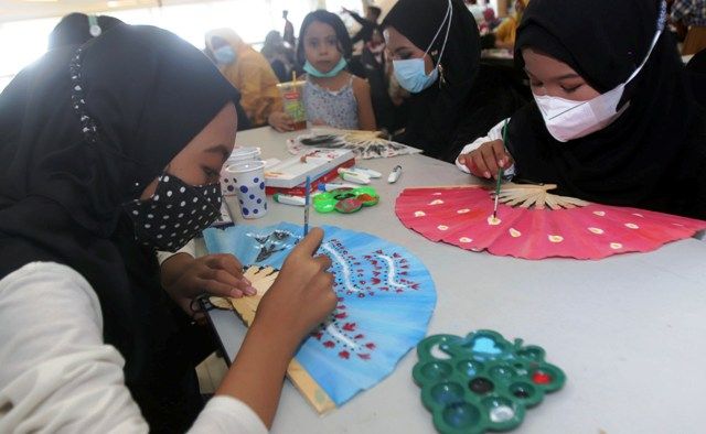 Ibu-Anak Adu Kompak dan Kreatif Menghias Kipas