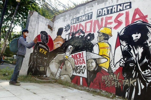 Sampaikan Kritik Indonesia Sedang Tak Baik-Baik Saja via Mural