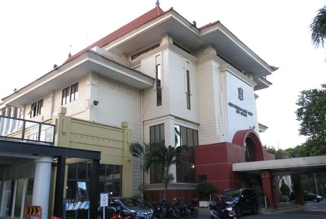 Gedung kantor DPRD Surabaya. (DOK. RADAR SURABAYA)