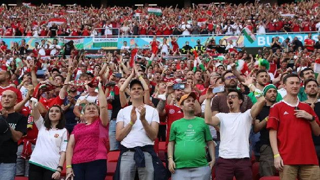 Ribuan penonton tanpa masker berjubel di stadion Rumania
