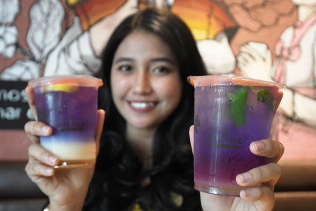 Sensasi Segar Teh Bunga Telang dengan Soda dan Jeruk Nipis