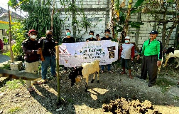 Bold Riders Surabaya Bagikan Daging dan Sembako