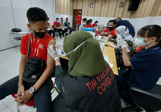Gandeng Dinkes Sidoarjo, Alfamart Gelar Vaksinasi untuk Karyawan