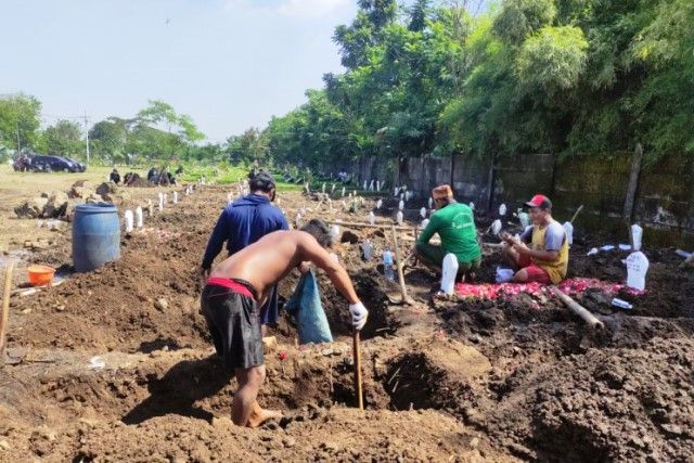 Pemkab Sidoarjo Cairkan Insentif Penggali Kubur Covid-19 Rp1,2 M
