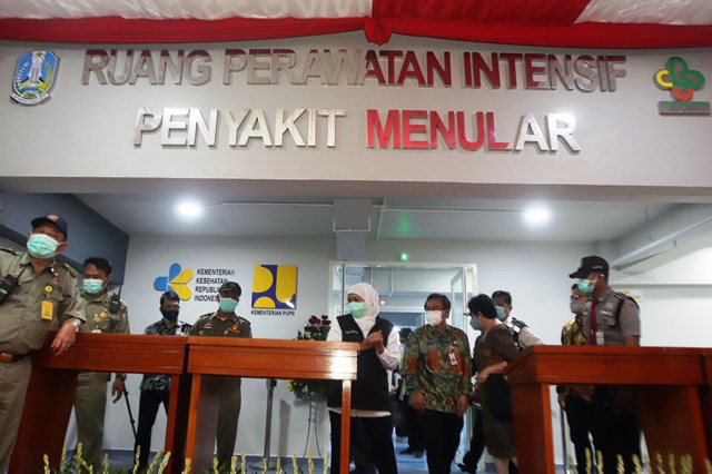 PERESMIAN: Gubernur Jatim Khofifah Indar Parawansa didampingi Dirut RSUD Dr Soetomo dr Joni Wahyuhadi meninjau Ruang Isolasi Khusus (RIK) setelah diresmikan, Jumat (20/8). (ANDY SATRIA)