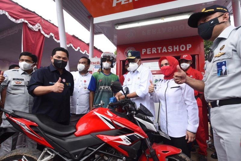 Menteri BUMN Erick Thohir (kedua dari kiri) bersama Menteri Perhubungan Budi Karya Sumadi (tengah) dan Direktur Utama PT Pertamina (Persero) Nicke Widyawati saat mengunjungi Pertashop di Desa Kapuan, Kecamatan Cepu, Kabupaten Blora, Jawa Tengah, Minggu (2