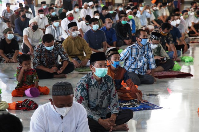 TAAT PROKES: Ribuan umat muslim mengikuti ibadah salat Jumat di masjid Al Akbar, Jumat (13/8). (SURYANTO/RADAR SURABAYA)
