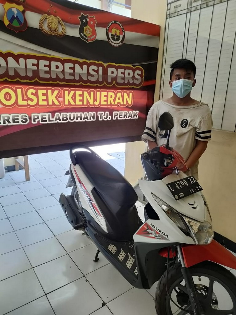Tersangka curanmor diamankan di Polsek Kenjeran. (GUNTUR IRIANTO/RADAR SURABAYA)