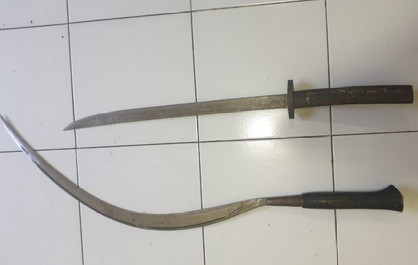 Dua samurai yang disita dari remaja di kawasan Embong Malang, Surabaya. (IST)