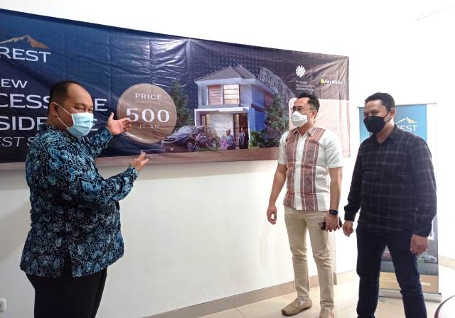 BIDIK MILENIAL: Anugerah Drestanala (kiri) bersama partner strategis bisnisnya, Irawan (tengah) dan Nurul Imansyah menjelaskan rencana pengembangan proyek Grand Everest yang membidik segmen milenial dan pasangan muda. (M. AFIQ FIRDAUS/RADAR SURABAYA)