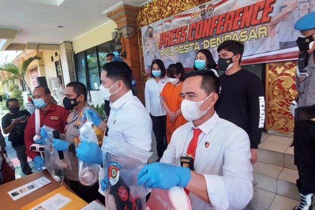 Pengungkapan kasus pornografi yang melibatkan seorang selebgram di Polresta Denpasar, Bali, Senin (20/9). (ANTARA)