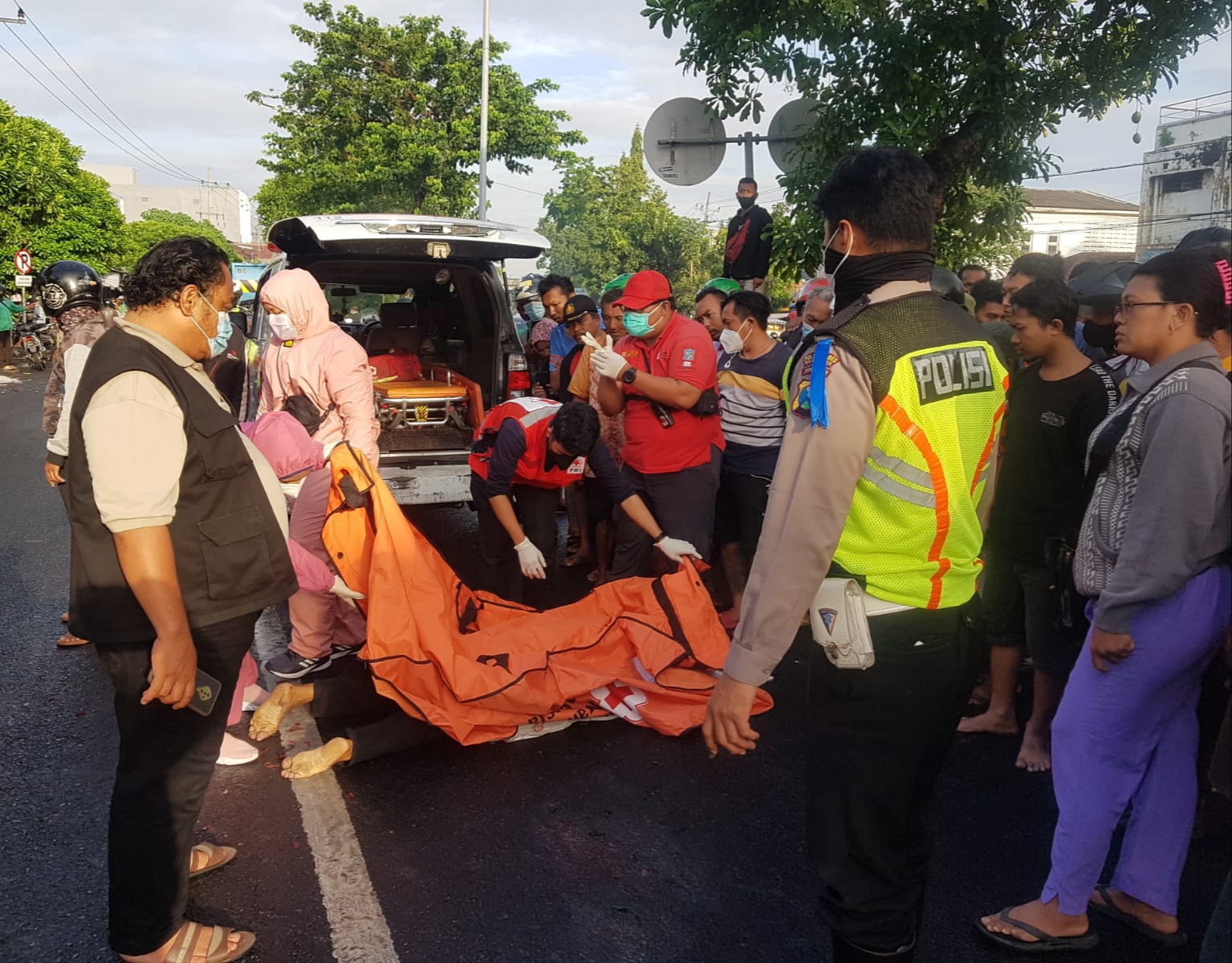 Petugas mengevakuasi jemazah korban di Jalan Simo Kalangan, Surabaya.