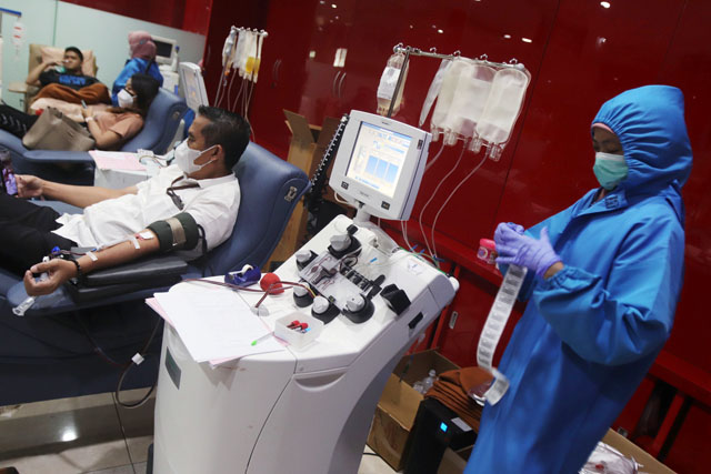 PENYINTAS PEDULI: Sejumlah pendonor plasma darah konvalesen saat mendonorkan darahnya di UTD PMI Surabaya. (ANDY SATRIA/RADAR SURABAYA)