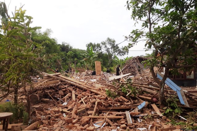 TINGGAL PUING: Reuntuhan bangunan rumah milik Ghofar yang meledak di Pasuruan. (ANTARA)