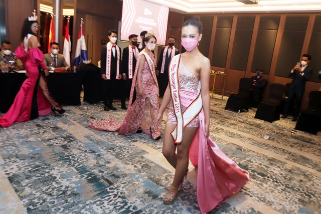 MISS TEENAGERS: Tiga orang peserta audisi Miss Teenagers, berpose setelah memperkenalkan diri mereka, di Hotel Double Tree Surabaya, Selasa (28/9). (ANDY SATRIA/RADAR SURABAYA)