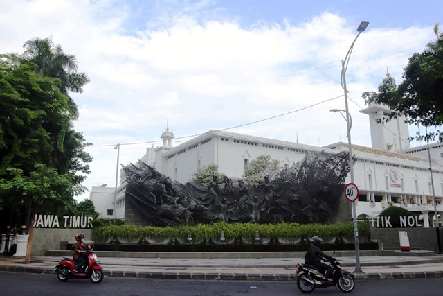 BERAWAL DI SINI: Tugu Parasamya Punakarya Nugraha karya I Nyoman Nuarta sebagai penanda titik nol kilometer kota Surabaya. (ANDY SATRIA/RADAR SURABAYA)