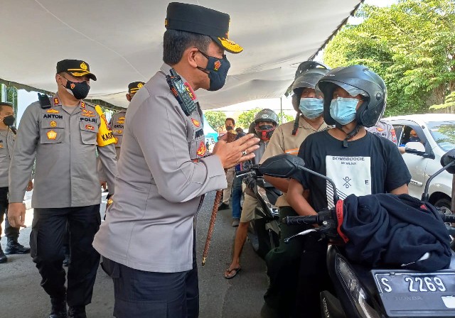 RESPON BAIK : Kapolda Jatim Irjen Pol Nico Afinta didampingi Kapolres Pelabuhan Tanjung Perak AKBP Anton Elfrino Trisanto berkomunikasi dengan masyarakat saat vaksinasi drive thru, Rabu (8/9). (ISTIMEWA)
