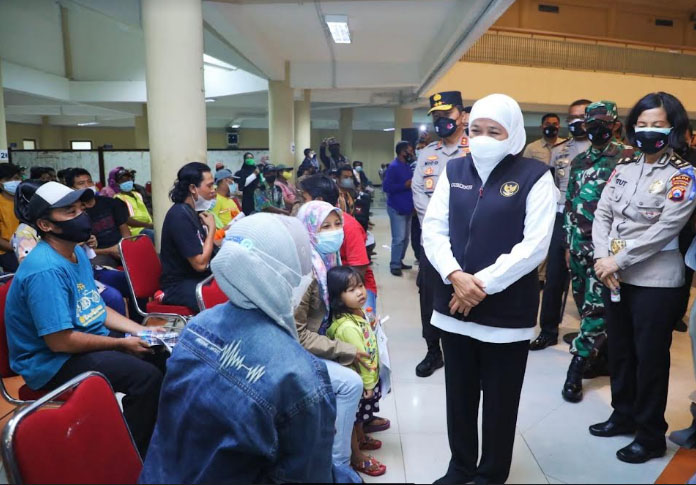 Gubernur Khofifah bersama Forkopimda Jatim saat meninjau vaksinasi untuk warga tunawisma yang digelar Polda Jatim. (ISTIMEWA)
