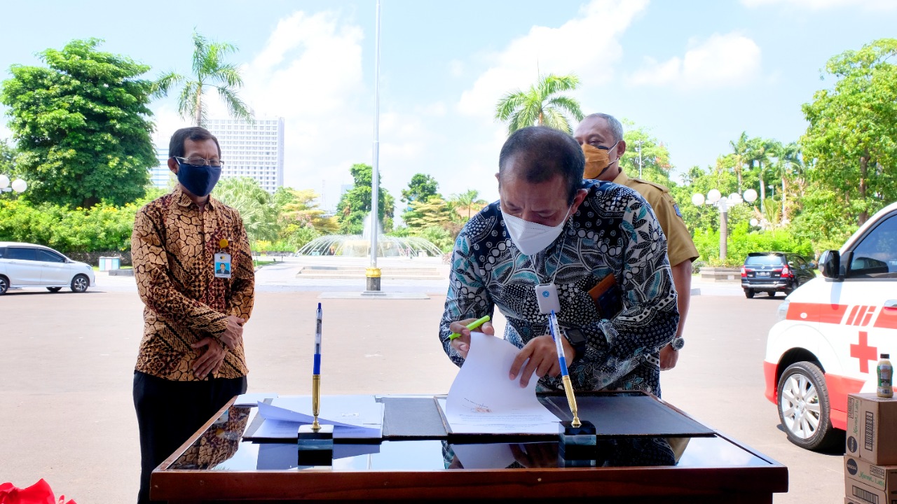 TEKEN PKS: Pemimpin BNI Wilayah 06 Surabaya, Muhammad Gunawan Putra sedang melakukan tanda tangan disaksikan Sekretaris Daerah Kota Surabaya, Ir. Hendro Gunawan, MA. (ISTIMEWA)