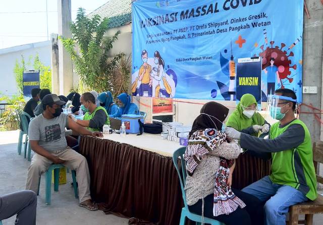 ANTUSIAS. Masyarakat cukup antusias mengikuti program vaksinasi yang digelar PT PNEP kerjasama dengan Dinas Kesehatan Jatim di Pangkah Wetan, Gresik. (ISTIMEWA)