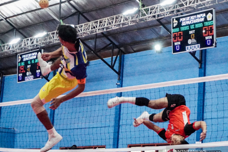 Atlet sepak takraw Jawa Timur bertarung sengit lawan Sulawesi Selatan di final PON XX di Jayapura, Papua. (Antara)