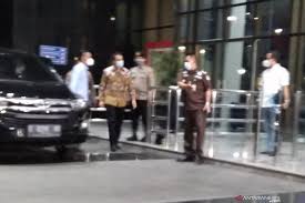 Wakil Ketua DPR RI Azis Syamsuddin saat tiba di Gedung KPK Jakarta, Jumat (24/9/2021).(ANTARA)